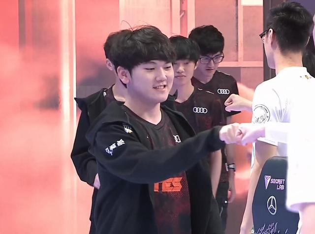 Royal Never Give Up 教练：亚索是Breathe的自信之选，阵容也是适合亚索的